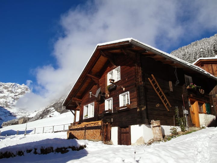 Cozy 150 yr old chalet Gimmelwald Private room Chalets for Rent