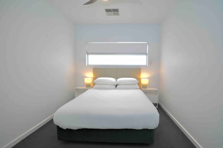 חדר שינה לאורחים, מיטה קווין סייז. מאוורר. חימום וקירור מנוקזים 