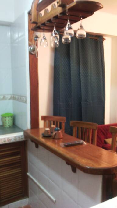 Barra de madera entre la cocina y la sala