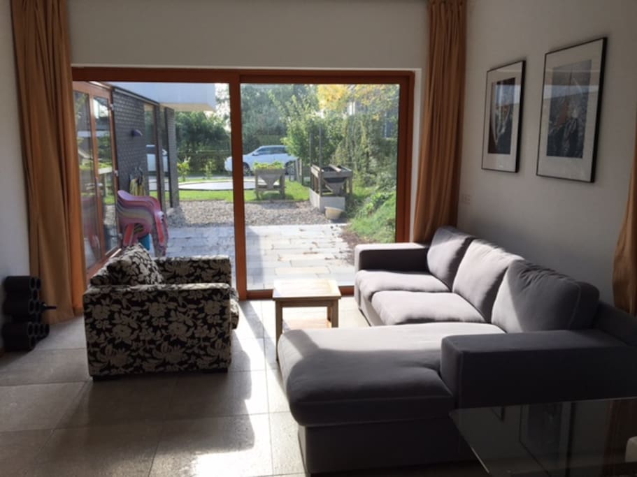 Living met schuifpui en zicht op het terras