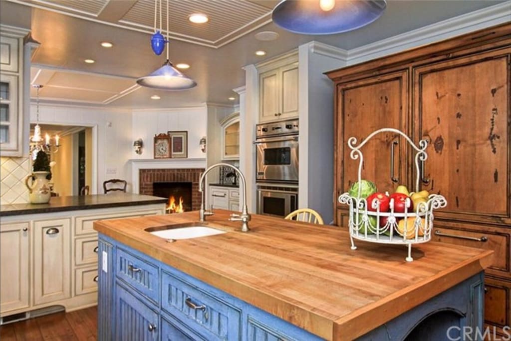 Kitchen island and refrige.