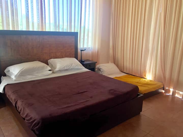 Uno de los dormitorios en el anexo.