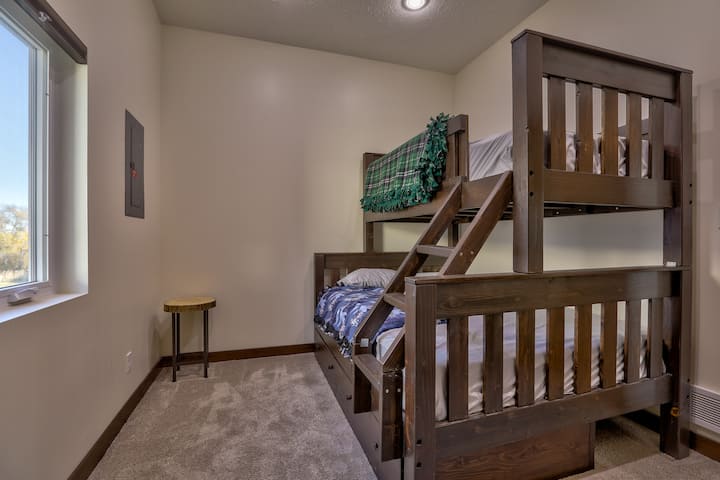 Bračni krevet (160x200) s bračnim krevetom (180x200  Izvadite krevet na rasklapanje nalazi se ispod kraljice.