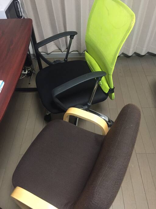 椅子は2つあります。There are two chairs in the room.