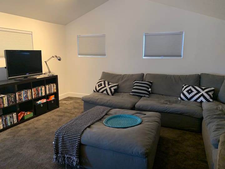 楼上阁楼区域设有宽敞舒适的装饰。在一整天的冒险和探索该地区后，这里是您放松身心的完美场所。