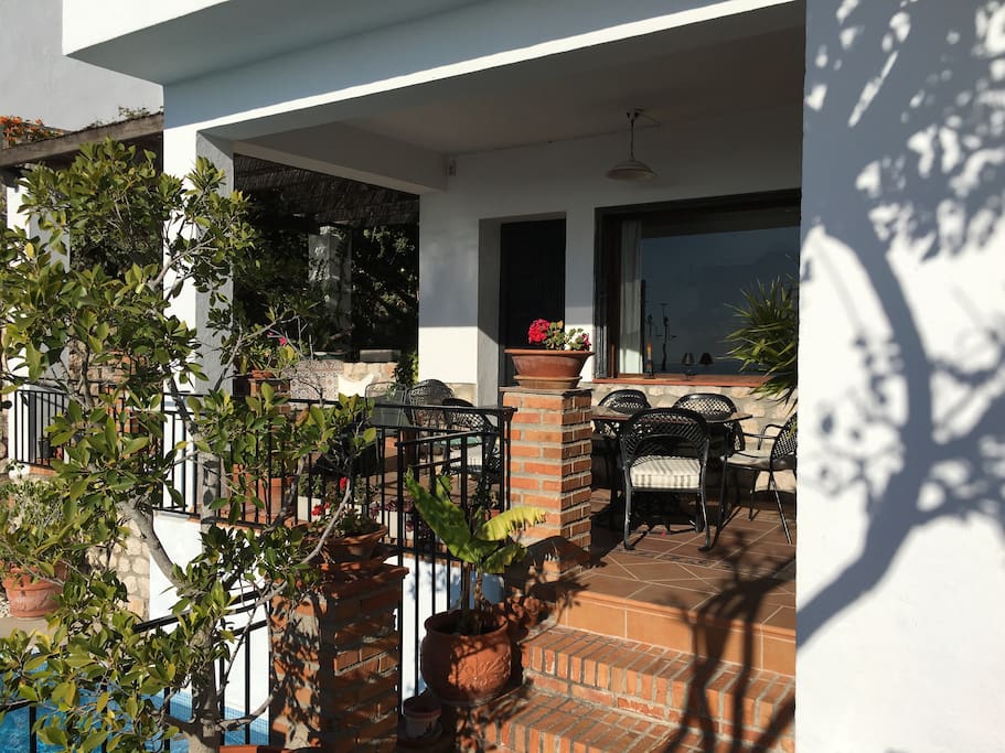 Outside dining for 8 guests