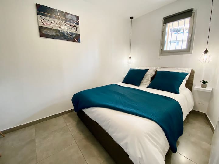 Chumba cha kulala kilicho na kitanda cha watu wawili, chenye sehemu ya kuvaa na nusu ya sehemu ya ofisi.