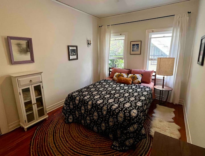 Room in historic Central Melrose/Fairfax Apartment Apartments for