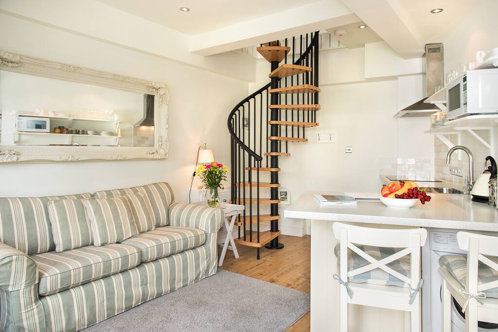 Cosy, open plan sitting room and kitchen with complimentary wifi, TV/DVD/radio, DVD library and free wireless internet.