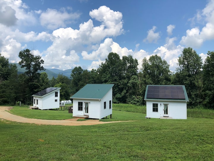 Grace’s Place Petite Retreat A Perfect location! Tiny houses for Rent