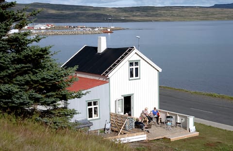 A lovely rustic house by the sea