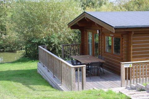 Lavender Lakeside Fishing Lodge - Viaduct Fishery