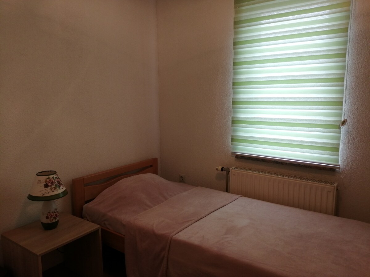 Მეორე ოთახი ერთი საწოლით 