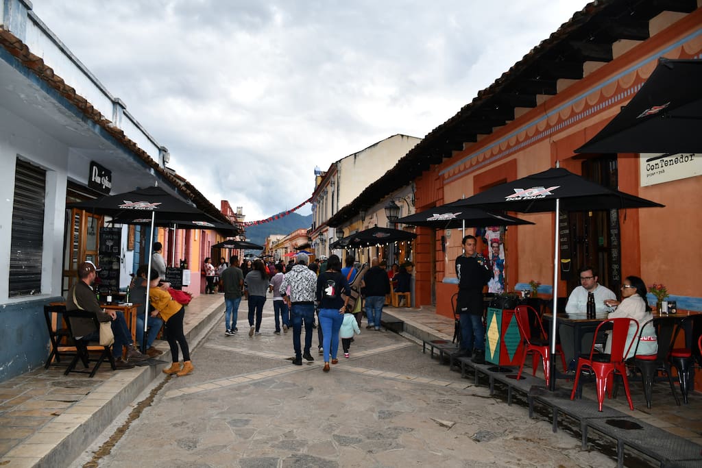 Un paseo por San Cristóbal de las Casas no puede obviar los llamados Andadores Turísticos, que discurren atravesando todo el centro histórico de la ciudad, en las que encontrarás un sinfín de tiendas y comercios, artesanías, bares, restaurantes, buen ambiente; además de una mezcla de etnias, razas y nacionalidades.