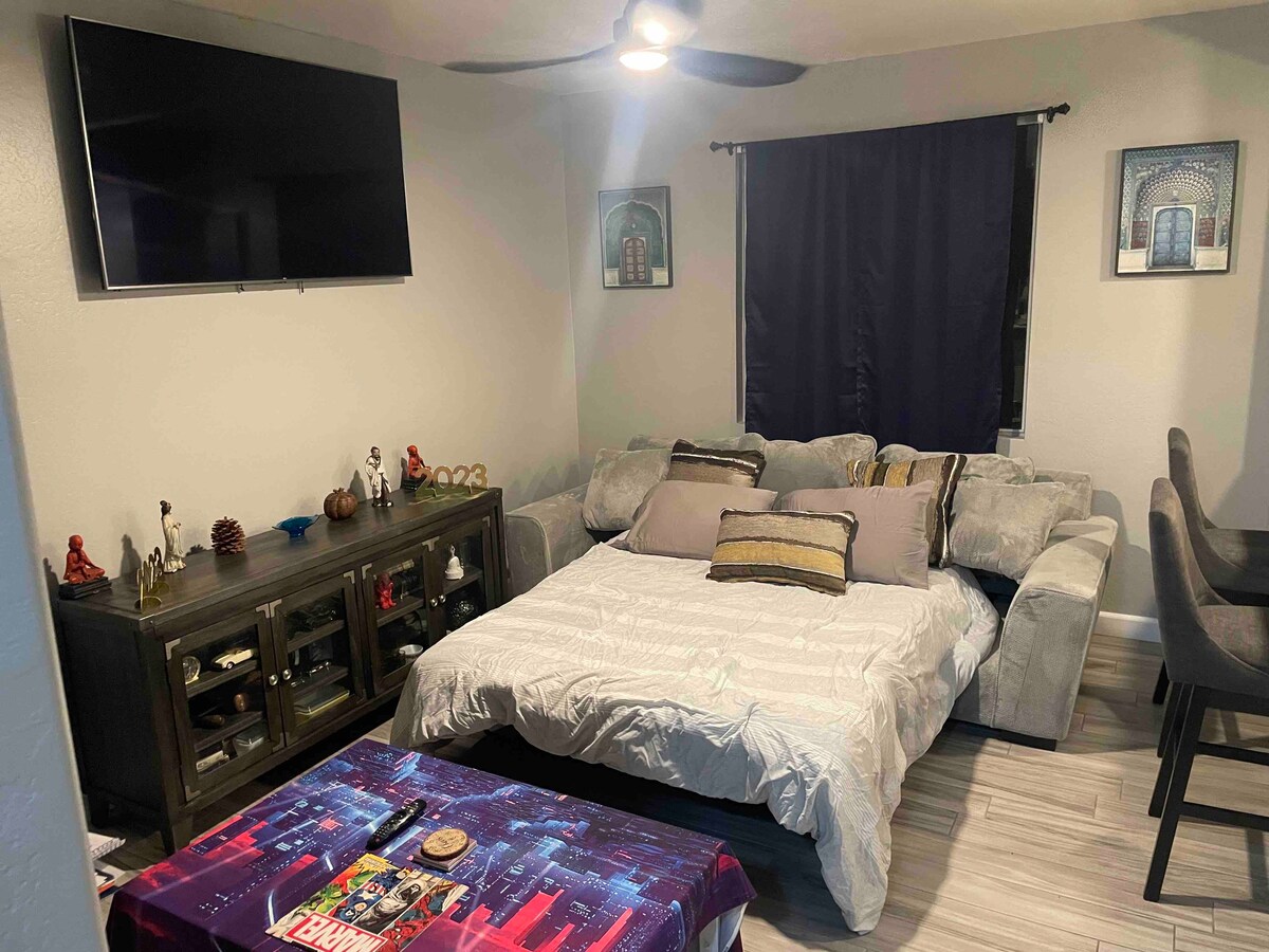 U prizemlju se nalazi kauč na razvlačenje za dodatne goste koji se mogu dobro odmoriti.