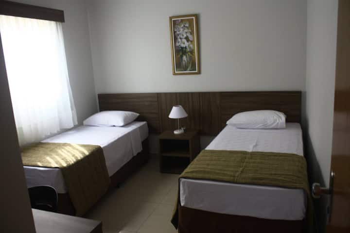 第1间卧室- 2张单人床