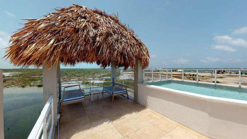 5 BDRM Waterfront Villa With Rooftop Plunge Pool gallery image 5