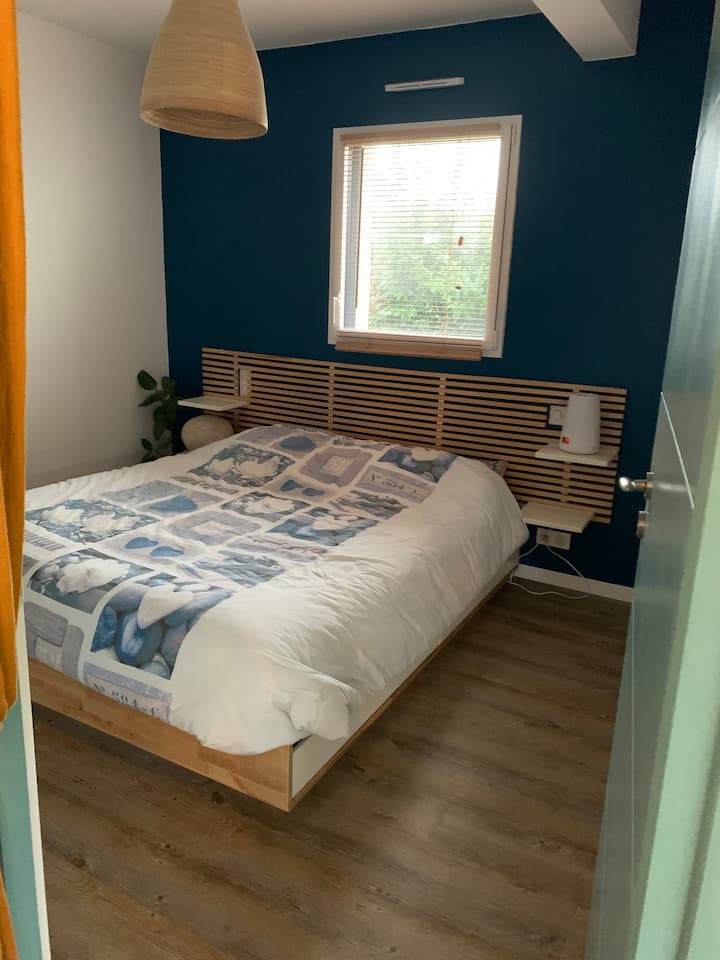 Ოთახი პირველ სართულზე, SDE-ზე წვდომით. Საწოლი 160*200