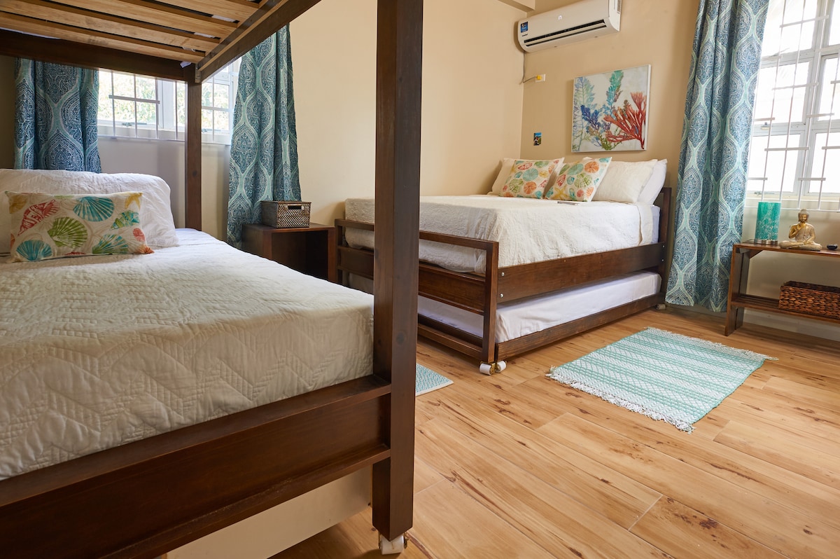 Dhoma e gjumit 3, një krevat dopio me një krevat dopio dhe një krevat marinari. Tavanet e katedrales, ventilatorët lart, me ajër të kondicionuar, shumë hapësirë në dollap dhe banjë ensuite. 