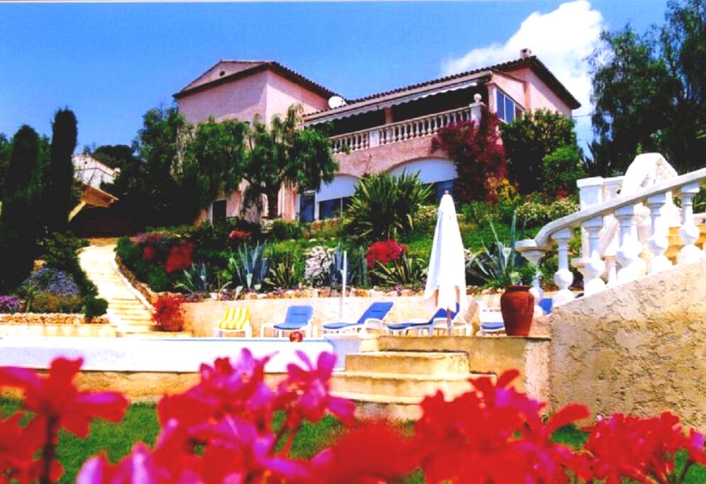 Vue de l'ensemble de la villa