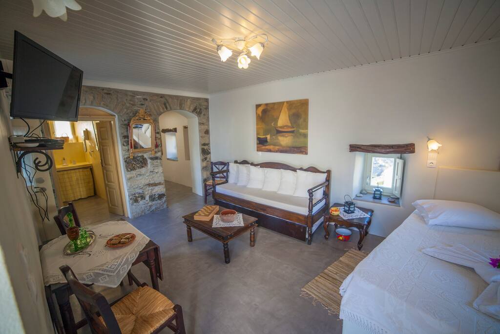 the studio with the double bed and the sofa convertible into two single beds