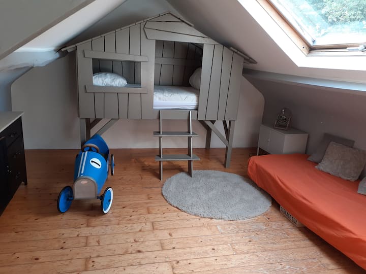 חדר שינה 3 עם מיטת תינוק, מיטת יחיד אחת ושתי מיטות בקתה