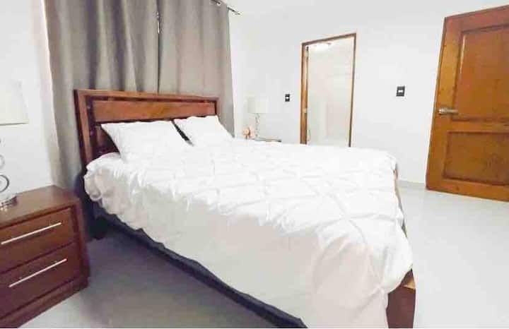 主卧配备43英寸电视和有线电视、空调、带蓝牙吊扇、浴室和步行衣柜。