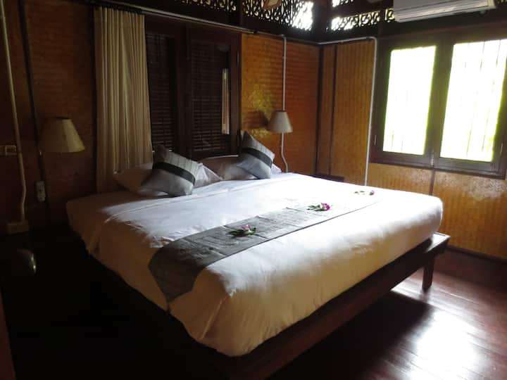 Schlafzimmer unten mit Klimaanlage