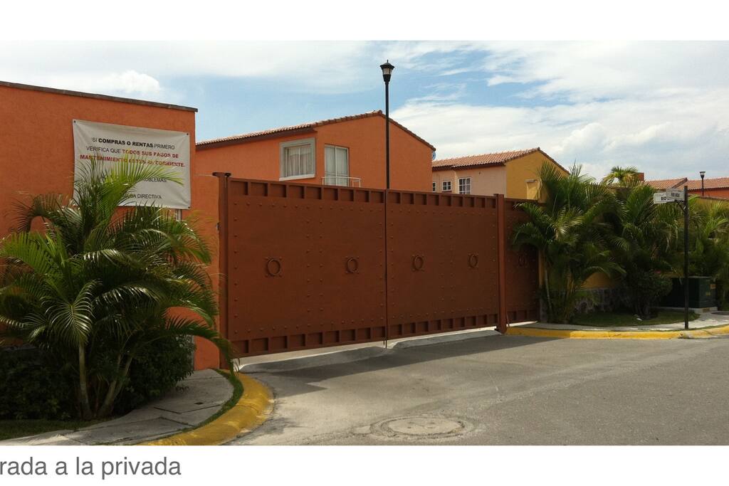 Entrada a la Privada, vigilancia 24hrs