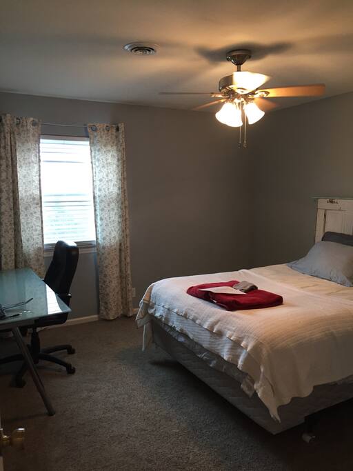 Guest room: queen bed, desk and chair