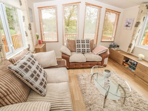Dog friendly lodge in 150 acre country park