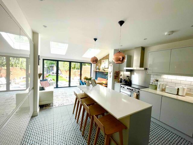 Quaint Victorian Terrace House by the River Thames gallery image 3