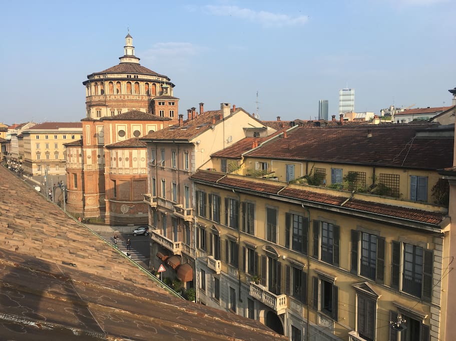 La facciata del Palazzo con Santa Maria delle Grazie.