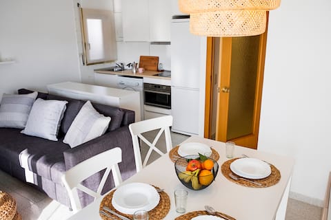 Popular Airbnb listing: Renovated apartment 1 minute from the beach 7G in Cambrils