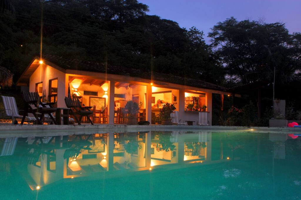 Enjoy your dinner by the pool in the open air kitchen/dinning room