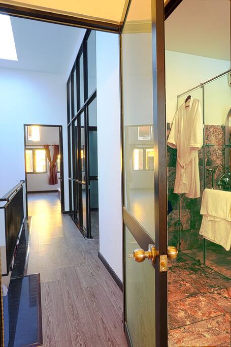 17/28: Tầng 2 - Tổng cộng 3 phòng: Phòng ngủ # 1,2 có phòng tắm riêng # 1,2 / Phòng thêm được nối với Phòng tắm # 2