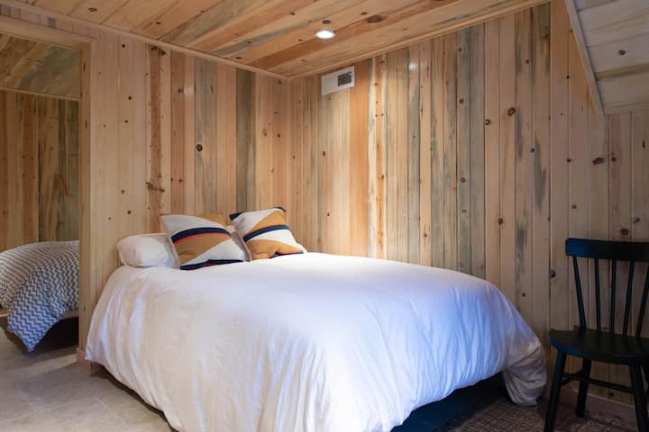 楼下卧室# 4配备一张标准双人床和一张全尺寸床。