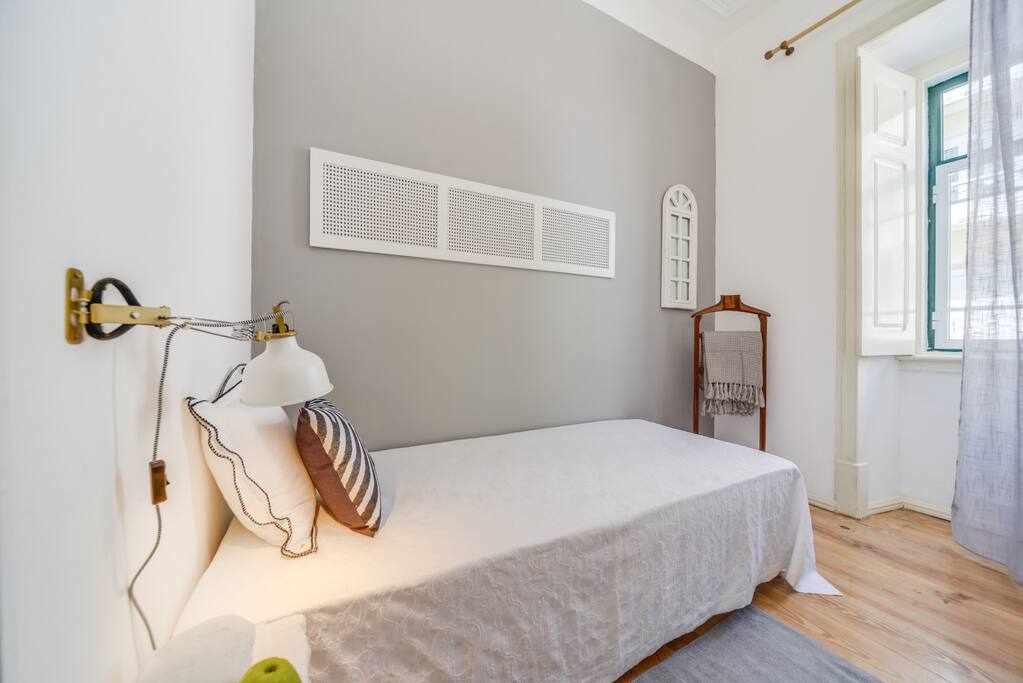 O quarto cinza, Nº 1 faz ligação com o quarto Nº 2 é na realidade 2 quartos com uma porta de ligação interior, 1 quarto c/1 cama individual + 1 quarto como 1 cama de casal. O ideal para um 1 casal e 1 filho/a. Muito bem decorado e confortável.