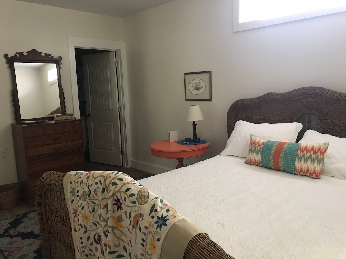 Kitanda kizuri cha ukubwa wa malkia kilicho na godoro la juu la mto na mashuka ya pamba. Kabati la nguo la zamani la miaka ya 1950 la mama na mtoto wa miaka ya 1950.