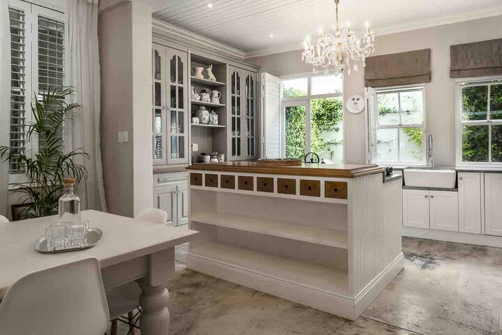 Stylish & Modern Victorian in Quiet Cul-de-sac gallery image 3