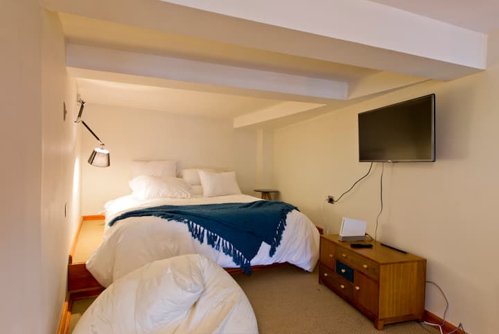 ห้องนอนพร้อมทีวีเน็ตฟลิกซ์และ Wi-Fi