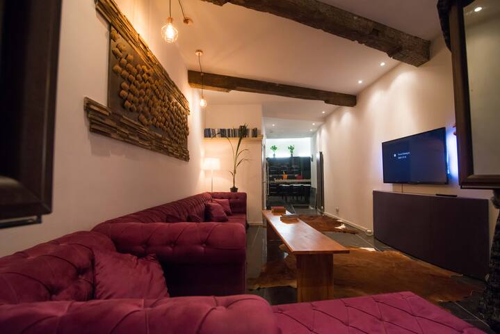 Full 4 Floors House In The Center gallery image 2