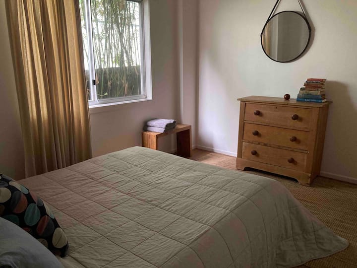 غرفة النوم الثالثة - غرفة نوم تضم سرير كوين في الطابق الأرضي. 