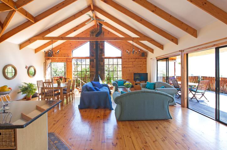 Beautiful home with spa & fabulous mountain views gallery image 5