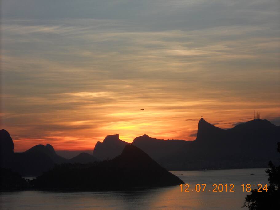 Corcovado e Pão de Açúcar ao fundo da baia de Guanabara