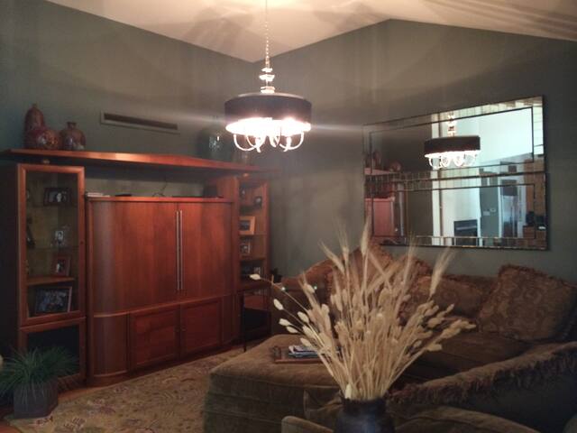 3 Story Contemporary Tree House gallery image 3