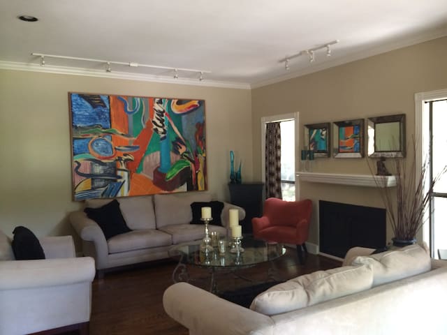 3 Story Contemporary Tree House gallery image 2