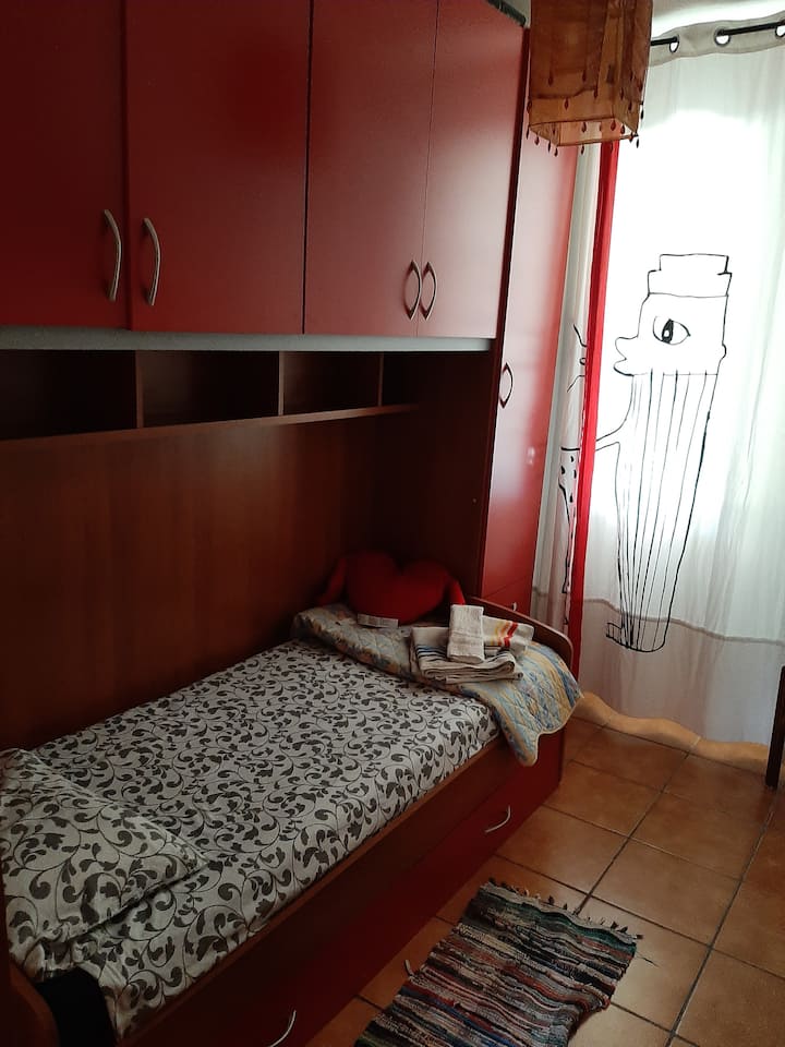 Pequeña habitación que se adapta perfectamente a un niño o adolescente.