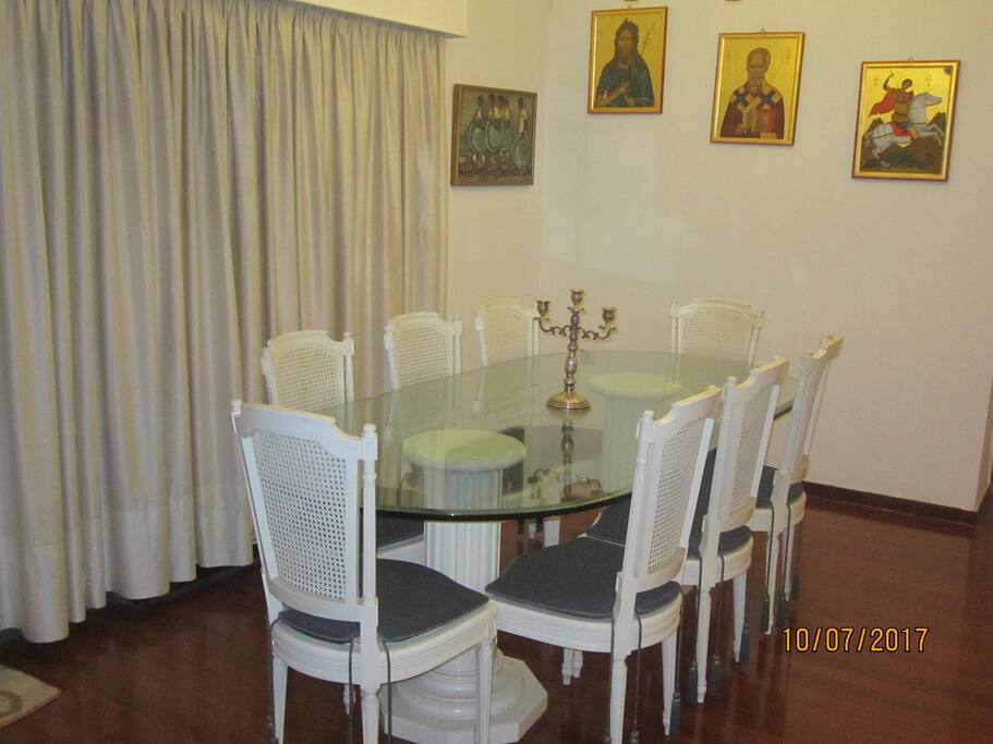 Dining room table with 8 chairs, manufacturer “Hamilos”