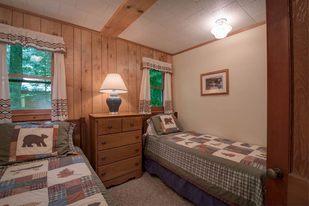Bedroom with 2 twin beds